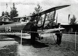 Et fly var fraktet inn fra Kjeller flyplass til Skedsmouka 1936.