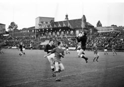 Bislett stadion, 1952, her under en fotballkamp mellom Skeid og Frigg i 1967. Ole Sverres klubbhus i bakgrunnen. Foto: Dagbladet/Norsk Folkemuseum