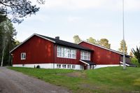 Valebø 676, tidligere Valebø skole, nedlagt i 2009, nå grendehus. Foto: Roy Olsen (2019).