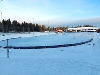 Skien isstadion med Skien ishall i bakgrunnen. Foto: Pål Giørtz (2022).
