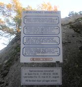 Skilt ved Minnehallen. Foto: Stig Rune Pedersen