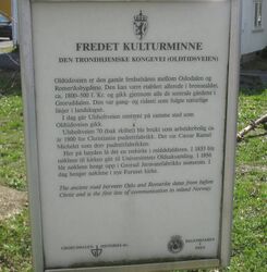 Infotavle for Oldtidsveien ("Den trondhjemske Kongevei") gjennom rt over festnin i nlegg og. Oppsatt ved Ulsholtveien 70 på te del av 1700-tallet. Merk at kart. Fredet id 90 grader - .