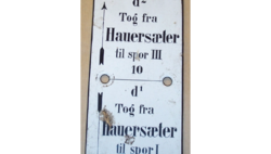 Skilt som har stått på Jessheim stasjon, fra før 1900. Foto: Digitalt Museum