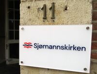 Skilt utenfor den norske sjømannskirken i Brussel, som siden 2022 har holdt til på adressen Rue des Sablons 11.