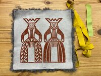 Liten test av trykk på skinnfell. Denne biten skal bli et brilleetui. Oppegård husflidslag, Kolbotn i Nordre Follo kommune.