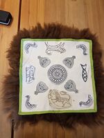 Her er et sitteunderlag med hverdagskant ferdig sydd. Neste skritt er å velge mønster til trykking med trykkblokker. Kanten som er sydd på rundt skinnet på denne måten kalles hverdagskant.