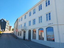Gata sett østover, med nr. 2 til høyre, deretter nr. 4. Nr. 7: Høy, mørk bygning på den andre siden, 11A bak denne. Foto: Pål Giørtz (2026).