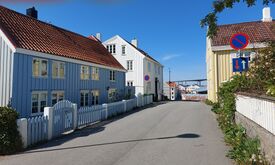 Gata sett vestover med nr. 14 og nr. 10 til venstre og nr. 11A til høyre. Sørsundbrua i bakgrunnen. Foto: Pål Giørtz (2026).