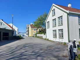 Gata sett vestover fra porten til Lossiusgården i høyre bildekant. Nr. 13 til høyre, med 11A bak. Nr. 14 til venstre. Foto: Pål Giørtz (2026).