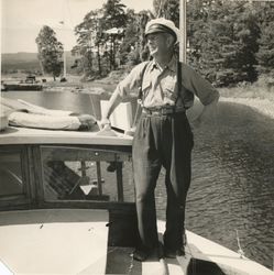 Skipper Andersen ombord i Øya 2 i Langårasundet. Foto: Ukjent / Budstikka