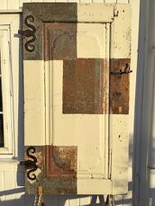 Henglsler, beslag og farger på den gamle døra har gitt god informasjon om alderen (Foto: Amund Kjellstad)