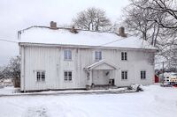 Presteboligen med inngangspartiet. Foto: Leif-Harald Ruud (2023)