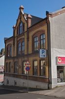 Nr. 9D/E, oppført i 1897 for Gjerpen meieri, senere ominnredet til boliger. Foto: Bitjungle (2009).