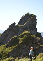 Odin Rogneflåten leter med metalldetektor etter "skatter". Fotograf Eva Rogneflåten.