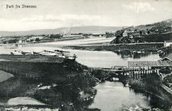 Bru i Skjærvaveien 1915, med Nybrua i bakgrunnen. Trebru med overliggende sprengverk.