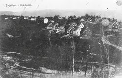 Skjettenveiens nedre del rundt 1930, Sagdalselva i forgrunnen.