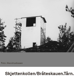 Skjettenkollen tårn 1958. Feil stedsangivelse: Tårnet ligger på Skjettenkollen i Skjettenåsen, ikke i Bråteskauen. Legges ut som et midlertidig bilde inntil nytt bilde foreligger.