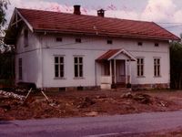 Skolebygningen i 1981.