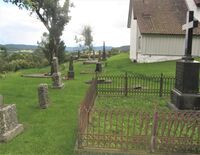 Ved Skoger gamle kirke er det en liten kirkegård med mest gamle graver. Foto: Stig Rune Pedersen