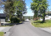 Skogvegen på Raufoss, den vestlige delen fram til endepunktet i vest i kryss med Rudslåtten. Foto: Tor Olav Haugland (2022).