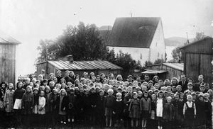 Skolebarn i Finnmarksleireng.jpg