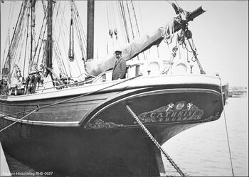 SKONNERT CATHRINE AV THURØ liggende ved i europeisk havn. Skipet ble bygget i 1906. Dette er ett av flere bilder som ble tatt i forbindelse med at hun fraktet islast fra Nærsnes til Europeisk havn. Antatt en gang mellom 1906 og 1910. (Foto AS Søndre Nærsnes/Røyken Historielag)