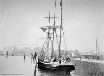 SKONNERT CATHRINE AV THURØ bukseres inn en sluse/kanal til plass i havna i en europeisk by. Antatt en gang mellom 1906 og 1910. Bildet er et av flere som Iseksportør Adam Baarsrud fikk tatt på denne turen, der han selv var med. (Foto AS Søndre Nærsnes/Røyken Historielag)