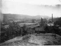 Fabrikken og tømmertomtene på 1920-tallet sett fra Sofiehaugen.