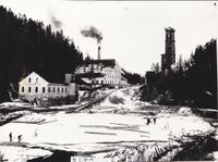 Vinterbilde av fabrikken omkring 1920, sett fra Oset.