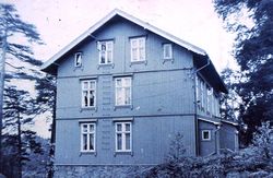 Skovly pensjonat lå rett ovenfor Strømmen stasjon. Sammen med sin mann flyttet hun hit i 1883. Det ble revet på slutten av 1900-tallet.