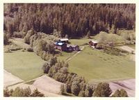 Skræi nordre 1961. Plassen låg til høgre for tunet på biletet
