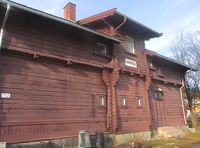 Skreia stasjon, som Stasjonsvegen er oppkalt etter. Sjølve stasjonsbygningen har imidlertid adresse til Totenvegen (nr. 752). Foto: Stig Rune Pedersen (2012).