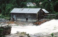 Dette er Skreosen sag og høvleri i seinare år. Plassen Mylla i bakgrunnen. Ukjent år og fotograf.