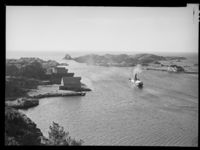 Skudeneshavn med Skudeneshavn fyrstasjon i 1951. Foto: Ukjent / Nasjonalbiblioteket.