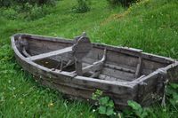 Denne båten var det yngste jenta fødd i 1909, brukte til skuleskyss. Båten var knapt to meter lang. Som sjuåring i 1916 rodde ho åleine over til Årset for å gå på skule, rundt 5-600 m.