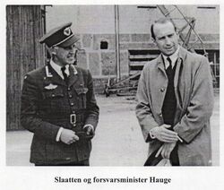 Thorleif Slaatten og forsvarsminister Jens Chr. Hauge.
