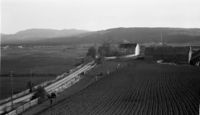 Krabyskogvegen ved garden Slagsvoll. Totenåsen i bakgrunnen. Foto: Sigurd Røisli (1929).