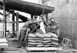 Lasting for utskipning av den ferdige sementen. Foto: Cementfabrikkens jubileumstidskrift 1942, s. 149