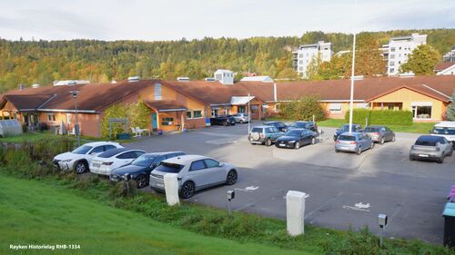 Slemmestad bo- og aktivitetssenter ble opprettet etter vedtak i 1996 om å legge ned det gamle sykehjemmet på Grette og erstatte dette med tre lokale bo- og aktivitetssenter. (Spikkestad, Bråset og Slemmestad).(Foto Victor Iversen / Røyken Historielags billedsamling)