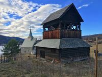 Laftet støpul i to etasjer fra 1676 ved Slidredomen Den bredere førsteetasjen gjør den mer stabil mot slingring. Foto: Wolfmann (2017).