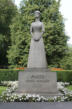 Slottparken statue dronning Maud.JPG