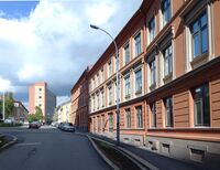 Fra Smedgata. Nærmest, til høyre er nr. 7 og 9, i venstre bildekant skimtes meninghetshuset til St. Hallvard menighet og Villa Enerhaugen sykehjem (nr. 30), høyhus bak er nr. 34, Foto: Jan-Tore Egge (2015).