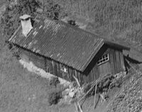 Smia på Gravningen (Også gamle sauestallet på Nordre Gravningen). Foto: A. Holm (1957)