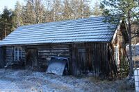 Nordskog under gnr. 91/1 Skræi nordre. Stovebygningen vart flytta til Rinden i Hauggrend og nytta som smie slik vi ser på biletet. Foto: Olav Momrak- Haugan. Usikkert årstal.