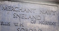 17 år gamle William Henry Ellis fra Hull omkom som mannskap om bord på den norske båten D/S «Sneland I» på den nest siste dagen av andre verdenskrig, da båten ble senka av en ubåt utafor Skottland. Han er minna på et krigsminnesmerke ved Tower Hill i London. Foto: Stig Rune Pedersen (2016).