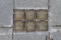 Snublesteiner til minne om de seks medlemmene av familien Fischer som ble drept. Foto: Chris Nyborg (2017).