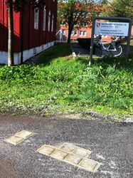 Snublesteiner nedlagt ved inngangen fra Skolegata til Sagdalen skole (i bakgrunnen) på Strømmen 02.06.2015. Foto: Steinar Bunæs.