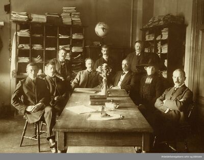 Friis hadde lang fartstid i partipressa, her avbildet i 1912 da han var journalist i Social-Demokraten. Friis nederst til høyre i bildet. Også avbildet: Olav Scheflo, Ole Tokerud, Gunnar Ousland, Jacob Vidnes, Oscar Pedersen, Carl Jeppesen, Olav Kringen og Fernanda Nissen.