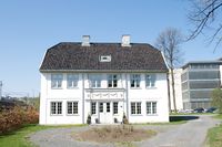 Våningshuset fikk dagens empire-utseende rundt 1820. Foto: Kjetil Ree (2009).