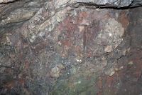 Rust på fjellveggen viser at her er det jern. Foto: Chris Nyborg (2014).